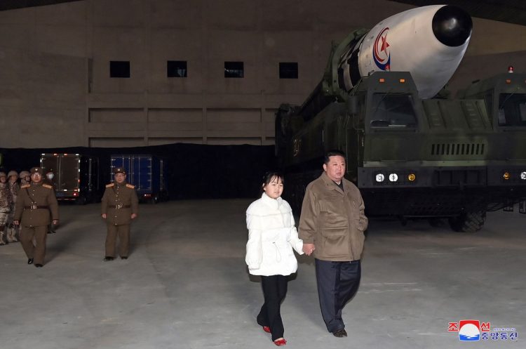 金正恩朝鮮労働党総書記(右)と娘(朝鮮中央通信提供)(北朝鮮・平壌)。2022年11月(EPA=時事)