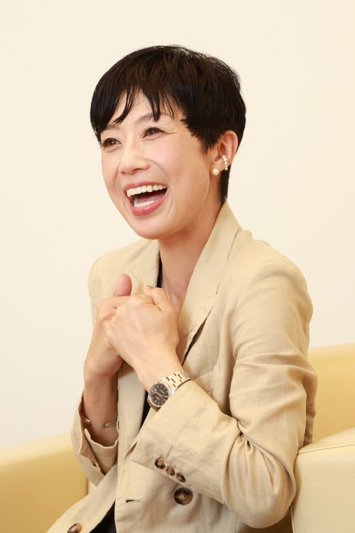 現在は芸能活動のほか通販番組などのテレビ出演、企業の表彰式の司会、講演、シンポジウムの司会などを行っている