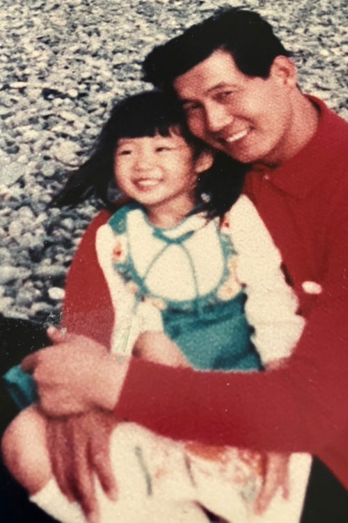 名鉄バスの運転手の父とバスガイドの母の間に長女として生まれた
