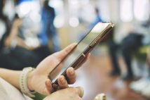 電車内で乗客全員がスマホを見ているのは“異様な光景”なのか？「紙媒体から電子媒体にデバイスが変わっただけ」の声、“集中できる空間”として重宝する人は多い