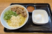 吉野家初の麺メニューへの挑戦、『牛玉スタミナまぜそば』で実現したオリジナリティある味わい 牛丼チェーンの「麺類の壁」を越えられるか