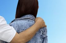 「レンラクサキオシエテ」訪日外国人たちのナンパ行為に戸惑う女性たちの本音 コンビニや電車内での強引な声かけやボディタッチに「怖くなって走って逃げました」