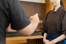 飲食店スタッフに厳しい言葉を投げかける人がわかっていない「報復行動」の恐ろしさ　客の失礼な態度が従業員の心や行動にどう影響するのか