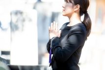 規模を抑えたい遺族のニーズを捉える「家族葬」、60万~80万円が相場とされる費用にも落とし穴 新たなサービスとして注目が集まる「遺体安置所」の活用