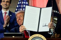 トランプ大統領が発表した「AI行動計画」の要点　内外に摩擦を招きながらもAI投資拡大は続く見通しで株式市場の支援材料に