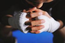 【法律相談】「リングに上がったら即解雇」副業OKの会社なのに“プロボクサーは禁止”と後から通告された…会社の方針に問題はないのか？弁護士が解説