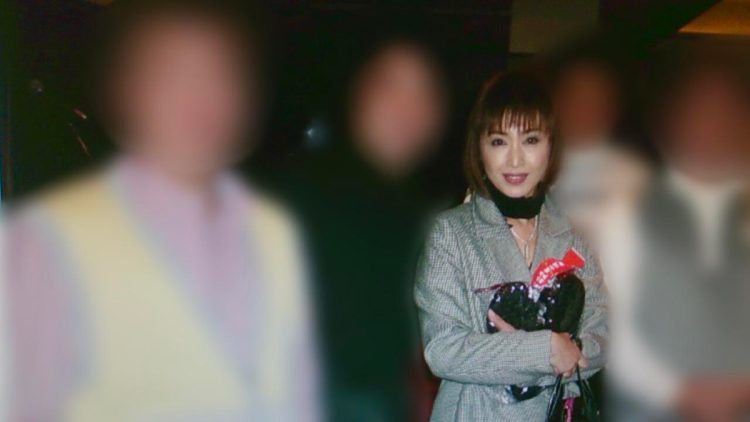 問題の写真に笑顔で収まる三原じゅん子氏