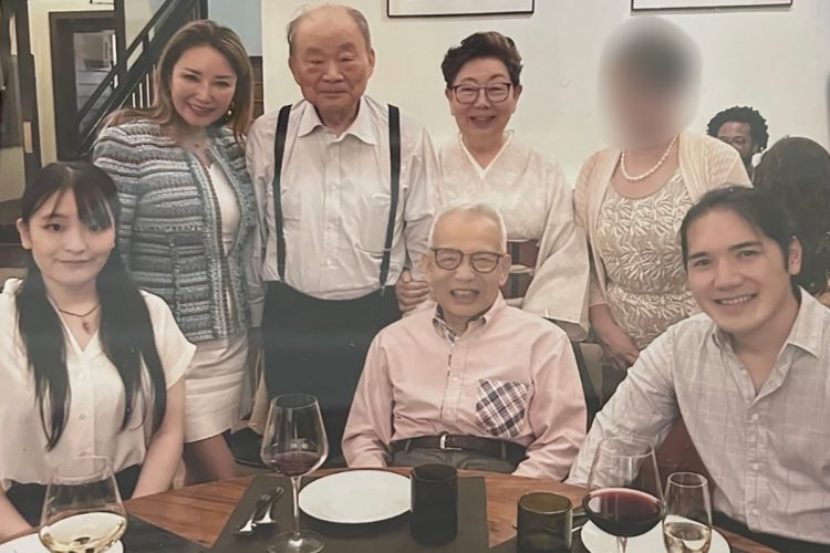 （上段左から）青木氏、伊勢氏、真鍋氏の妻・信子さん、知人女性（下段左から）、眞子さん、真鍋氏、圭さん