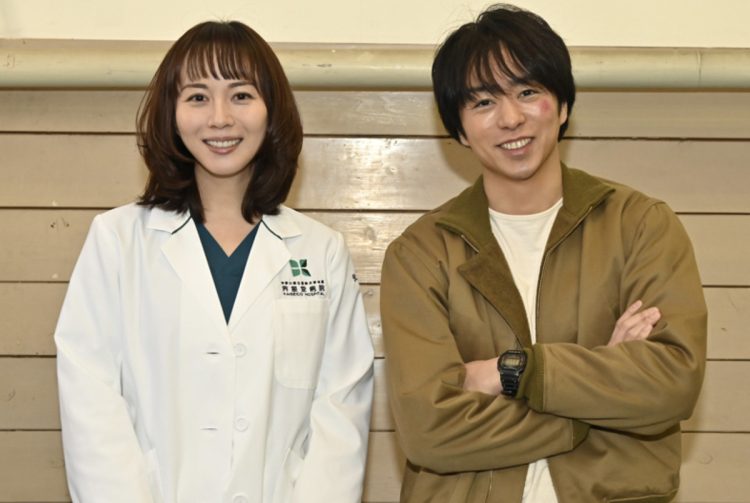 夫婦役の櫻井翔と比嘉愛未（番組公式HPより）