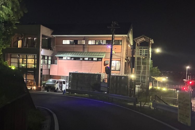 7月30日深夜、バンを入り口に置いて荷物を搬入していたA氏