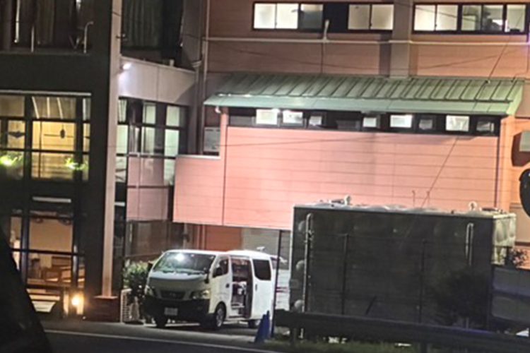 夜逃げの夜、A氏は次々にバンに段ボールを運び入れていた
