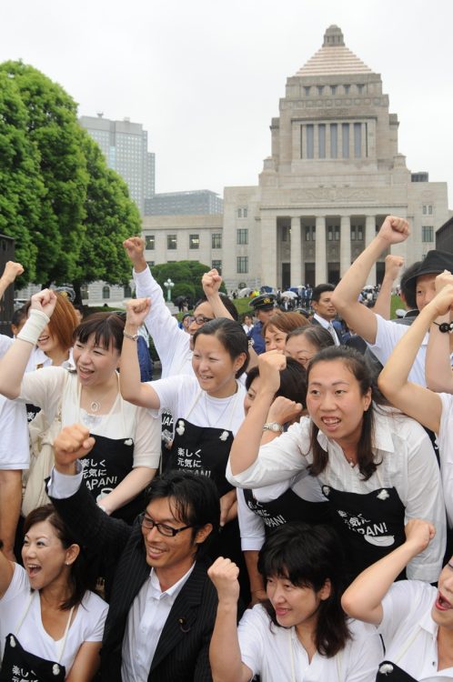 2010年の参院選で当選した松田公太氏はカフェチェーン店・タリーズ創業者でもあるため、初登院日にはタリーズのエプロンを着用したスタッフも多く集まった(2010年7月撮影:小川裕夫)