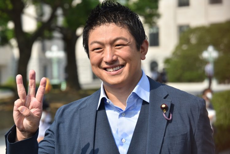2022年の参院選で神谷氏一人が当選。報道陣にはVサインではなく参政党の3を意味する3本指のポーズで応えた(2022年8月撮影:小川裕夫)