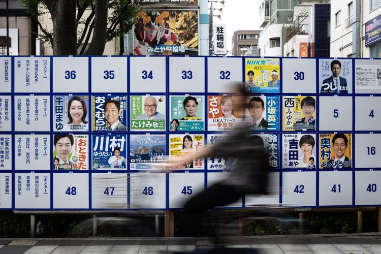 27回参議院議員選挙の候補者のポスター（NurPhoto via AFP）