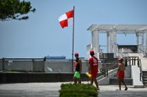 海水浴場などで赤と白の格子模様「津波フラッグ」が掲げられたら避難の合図。大津波警報、津波警報、津波注意報が発表されたことを知らせている（AFP＝時事）
