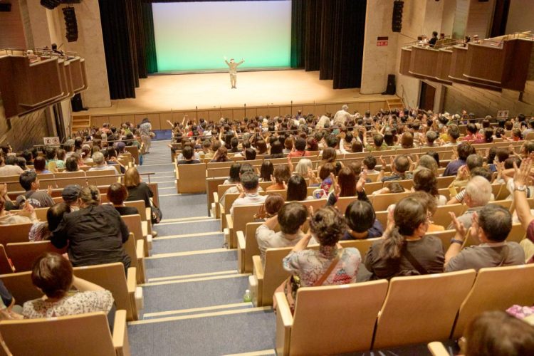 沖縄での公演は満員となった（撮影／西野嘉憲）
