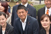 神谷宗幣氏(写真中央)が率いる参政党は参院選で大躍進した。東京選挙区でも塩入清香氏(右)が当選(2025年8月写真撮影:小川裕夫)