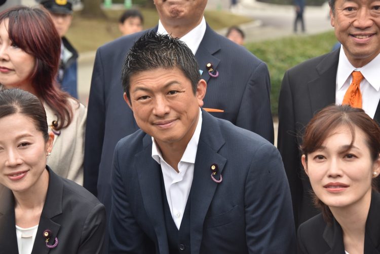 神谷宗幣氏（写真中央）が率いる参政党は参院選で大躍進した。東京選挙区でも塩入清香氏（右）が当選（2025年8月写真撮影：小川裕夫）
