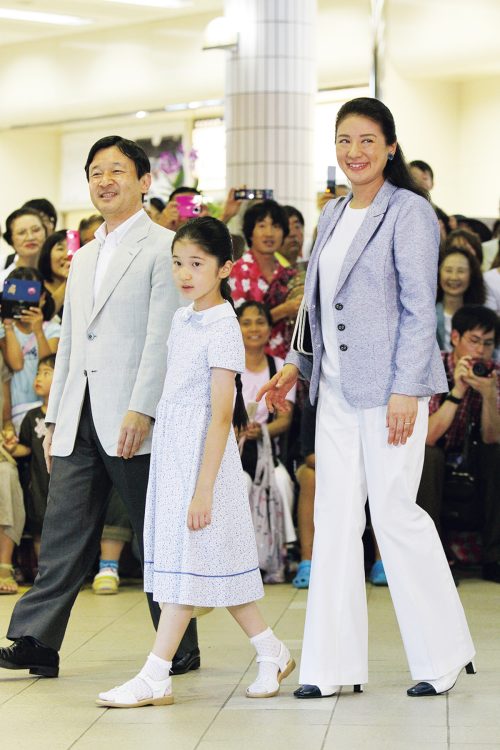 大勢に迎えられ下田駅に到着された天皇ご一家（2010年8月、静岡県・下田市。撮影／JMPA）