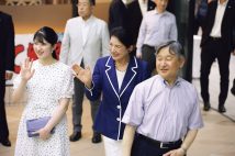 6年ぶりに須崎御用邸を訪問された天皇ご一家（2025年8月、静岡県・下田市。撮影／JMPA）