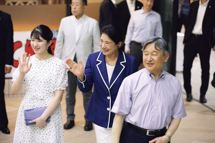 6年ぶりに須崎御用邸を訪問された天皇ご一家（2025年8月、静岡県・下田市。撮影／JMPA）