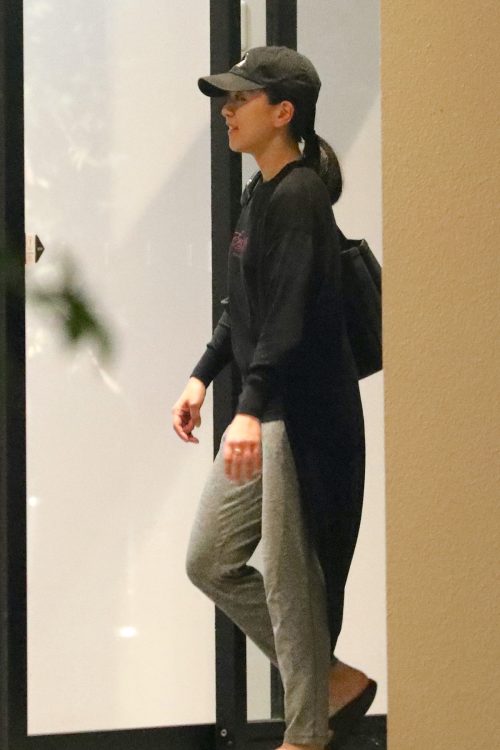 サンダルを履いたラフな格好で会場を後にした