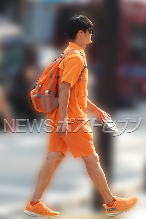 プライベートでも全身オレンジで統一している高岸