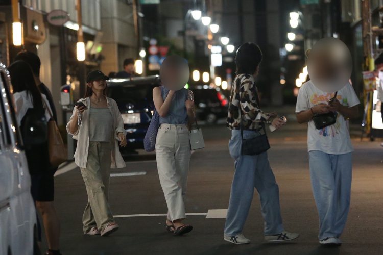 振り返り女性陣を気遣うカルマ
