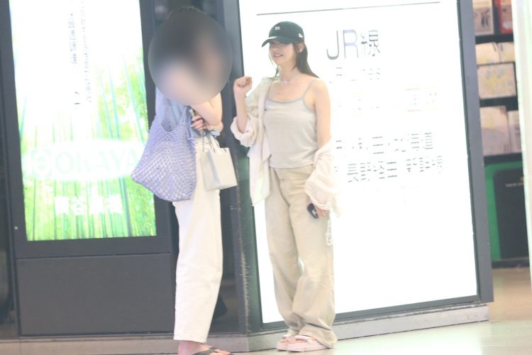 東京駅改札付近で談笑する森。暑さからか…