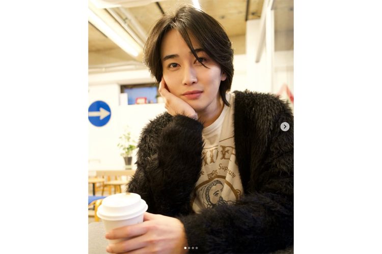 その強いビジュアルでファンを虜にするカルマ(本人のインスタグラムより)