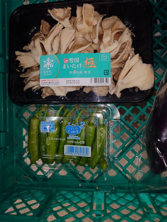 野菜もスーパーの市販品を買い入れ、「池田て採れた野菜」と称していた(従業員提供)