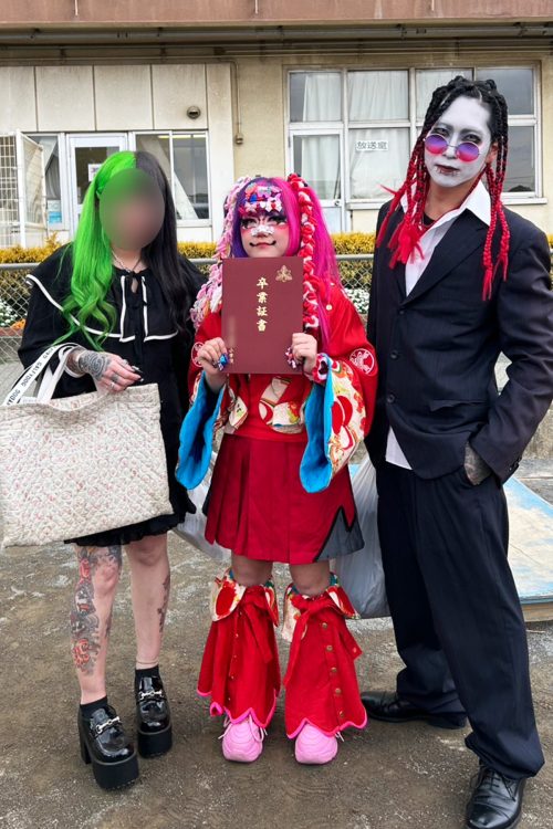 卒業式に親子で記念写真。右端から父、いちかさん、母