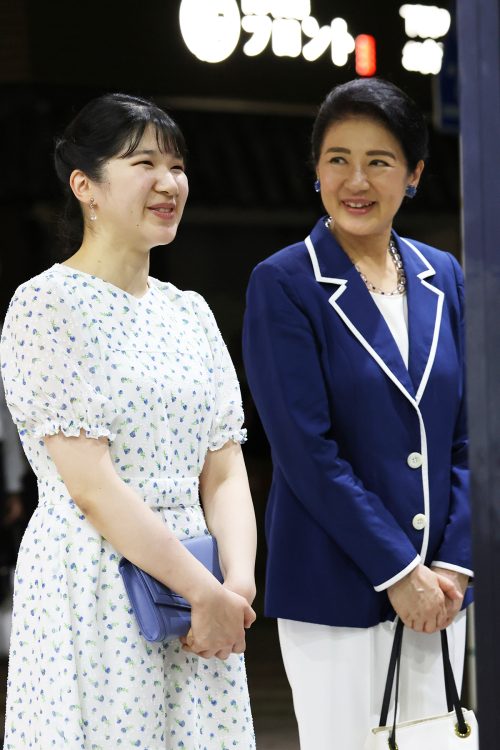 愛子さまとともに、英気を養われた雅子さま（2025年8月、静岡県下田市。撮影／JMPA） 