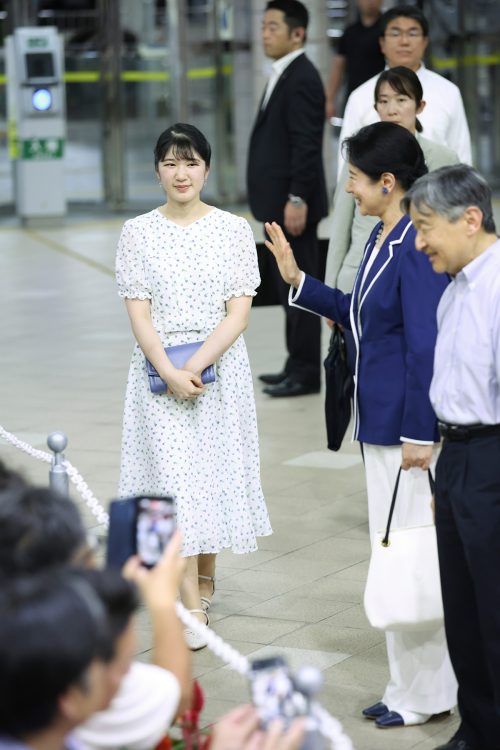須崎御用邸を訪問された天皇ご一家（2025年8月、静岡県下田市。撮影／JMPA） 