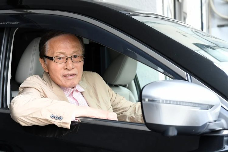 愛車のハンドルを握っていた当時の釜本さん
