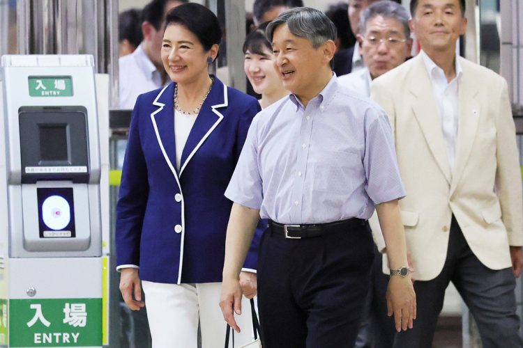 伊豆急下田駅に到着された両陛下と愛子さま（時事通信フォト）