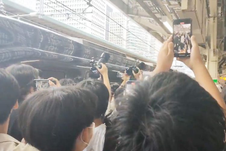 東京駅のホームには多くの愛好家たちが詰めかけた(Xより)