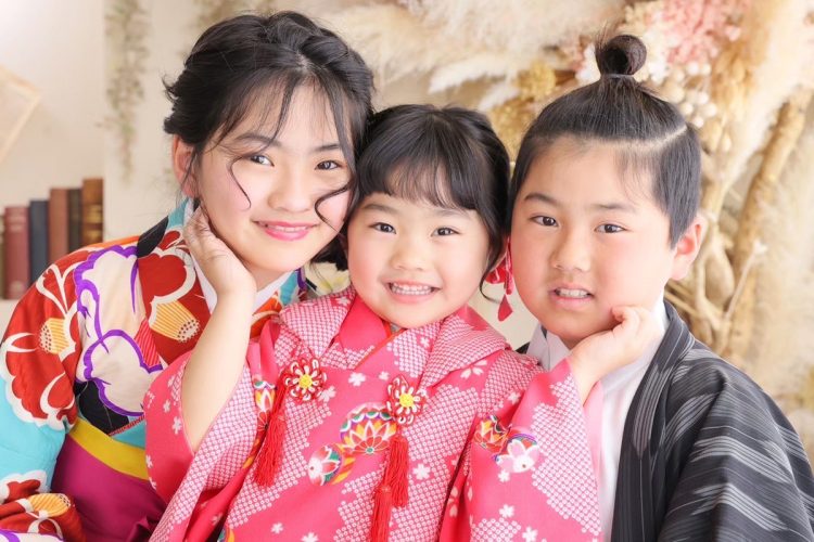 小学校6年生の長女・こころさん、小学校2年生の長男・尊（みこと）君、4歳の次女・いろはさんの3人の子どもがいる