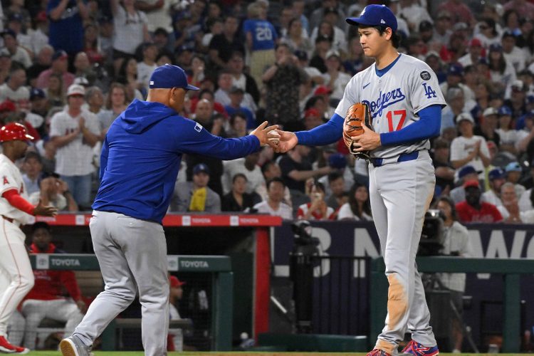 エンゼルス戦の５回途中で降板するドジャースの大谷翔平（時事通信フォト）