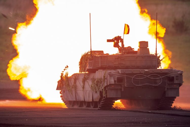 10式戦車。国産戦車4代目。戦車間や部隊間などで情報共有ができるシステムを採用。時代遅れだともいわれた戦車だが、ウクライナ戦争で大量投入され、その役割が再評価されている