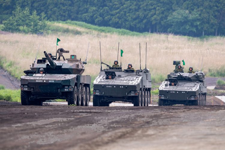 左から16式機動戦闘車、24式機動120mm迫撃砲、25式偵察警戒車。同じ車体をもとに開発され、同じ走行性能を持ち、ともに行動することで戦闘力が高まる。装輪車の“ファミリー化”は世界的な潮流だ
