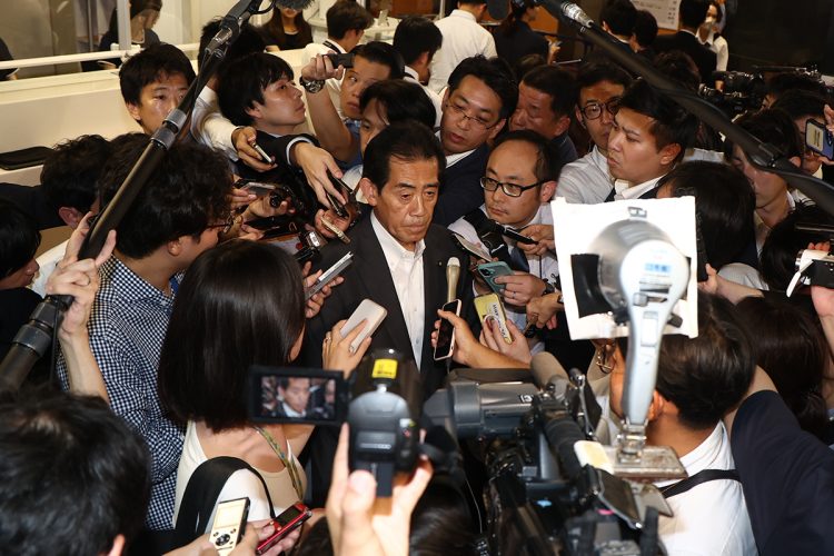 自民党両院議員総会後に記者団に囲まれる総裁選挙管理委員会の逢沢一郎・委員長（8月8日／時事通信フォト）