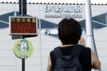 国内統計史上最高気温となる41.8度を観測した群馬県伊勢崎市。写真は42度を示す伊勢崎駅前の温度計。8月5日（時事通信フォト）