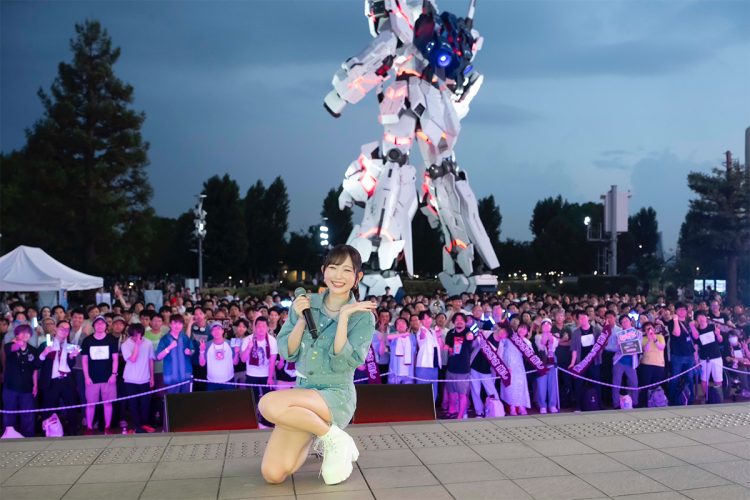 ガンダムを手に乗せる青山