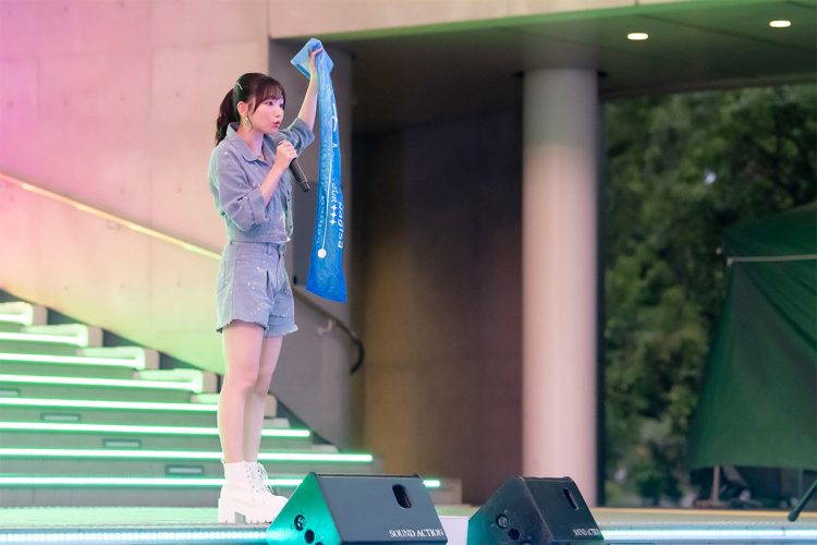 ファンにライブツアーグッズのタオルを紹介する青山。回してもいいようだが、「この持ち方は周りに迷惑かかるからダメ」とのアドバイス