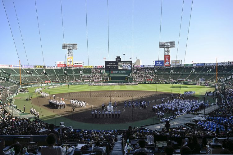 連日多くの観客が集まる甲子園球場