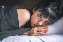 黒髪ロングヘアと鋭い眼差しが印象的な咲月さん