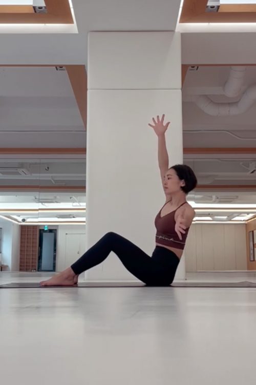美ボディでストレッチ中の千紗（SNSより）