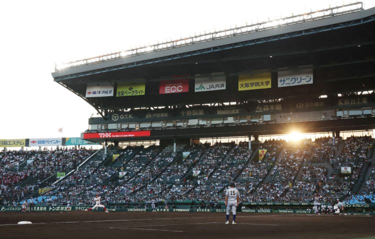 日中の暑さ対策として導入された二部制で、夕方の西日を浴びながらスタートする試合も（写真・8月5日の創成館VS小松大谷／時事通信フォト）