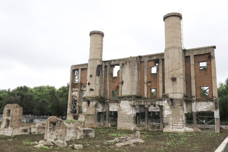 中国黒竜江省ハルビン市郊外の731部隊跡地に残るボイラー棟跡(時事通信フォト)